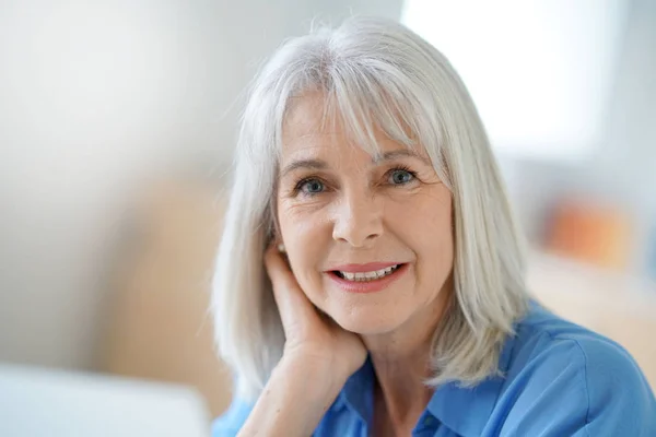 Vrouw met blauwe shirt op — Stockfoto