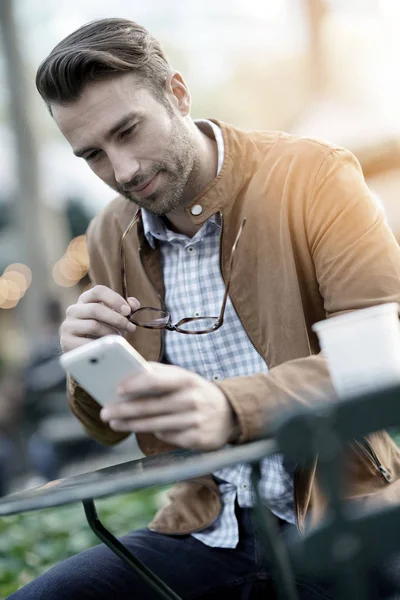 Mann im bryant Park mit Smartphone — Stockfoto