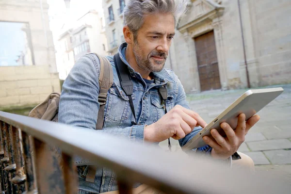 Reporter mit digitalem Tablet verbunden — Stockfoto