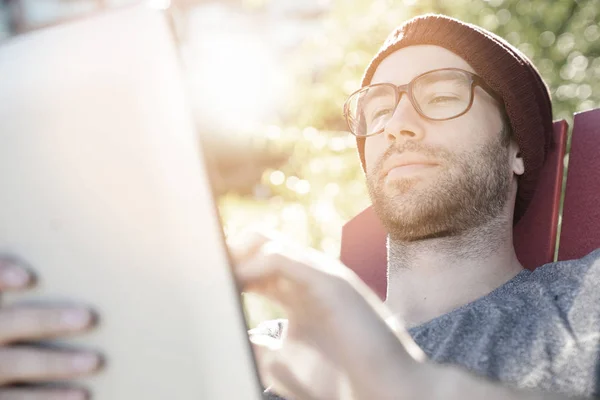 Hipster guy in park websurfing — Stock Photo, Image