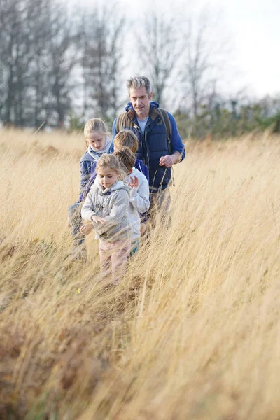 Leraar nemen kinderen naar platteland — Stockfoto