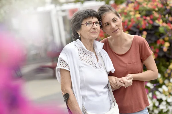 Aide à domicile femme handicapée — Photo