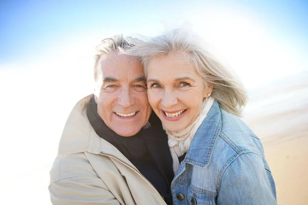 Couple having fun at the beach — Stock Photo, Image