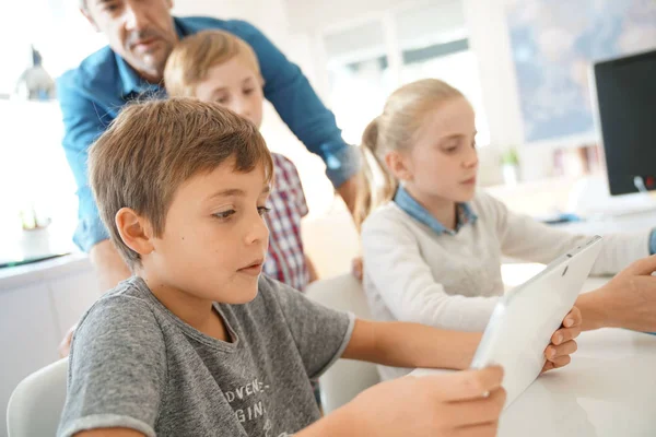 Crianças Sala Aula Aprendendo Com Tablet Digital — Fotografia de Stock