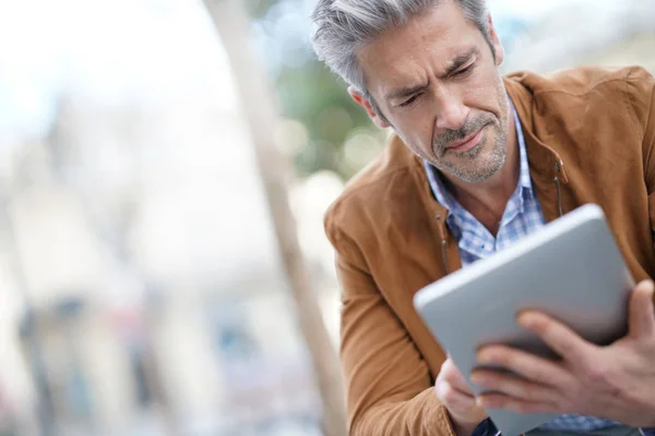 Geschäftsmann arbeitet mit digitalem Tablet — Stockfoto