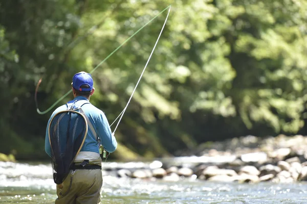 Fliegenfischer angelt im Fluss — Stockfoto