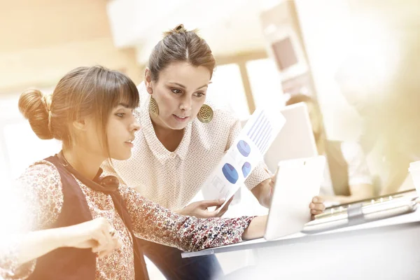 Young women in office working — Stock Photo, Image