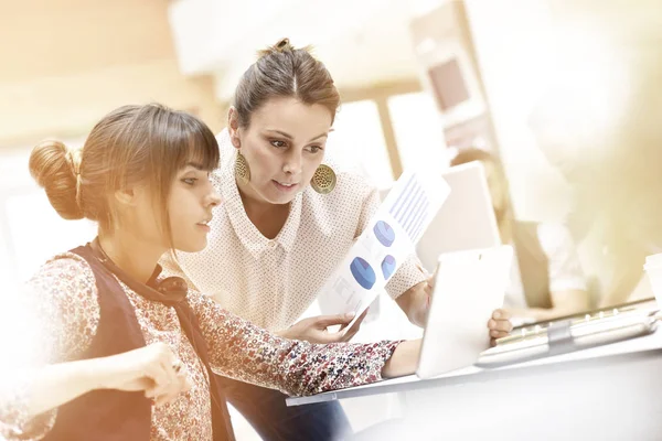 Unga kvinnor i office arbetar — Stockfoto