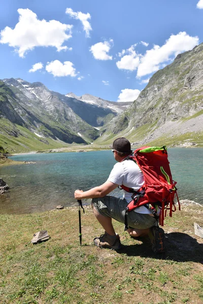 Hiker avkopplande vid Ossoue sjö — Stockfoto