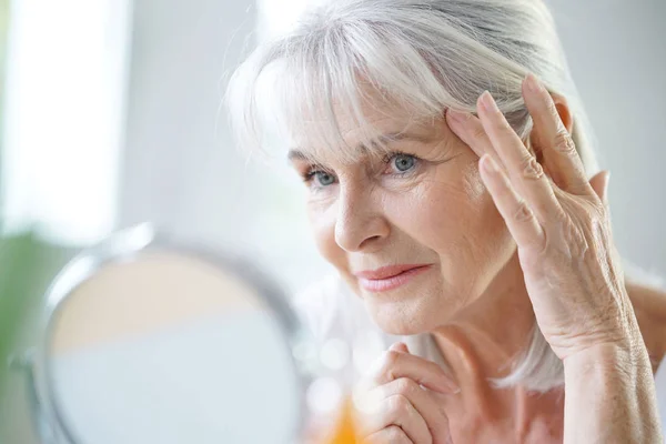 Woman applying anti-aging cream — Stock Photo, Image