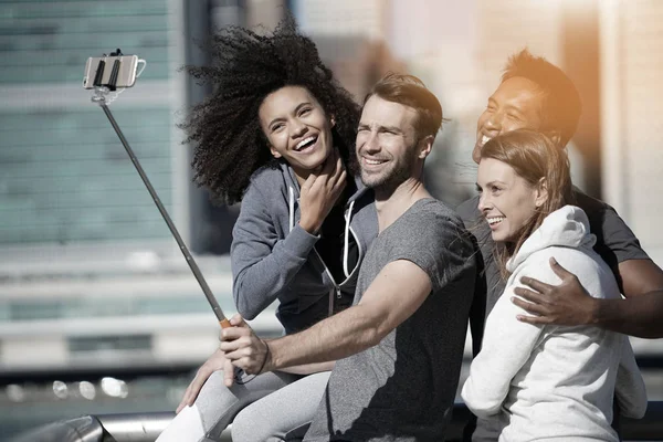 Skupina přátel vyfotit selfie — Stock fotografie