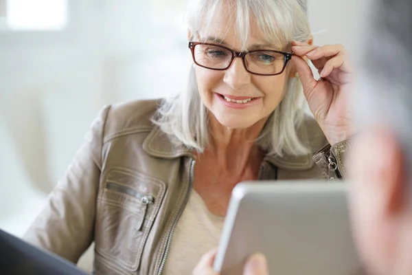 Seniorin probiert Brille an — Stockfoto