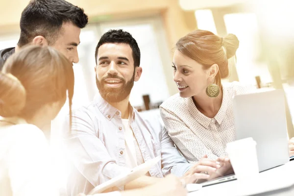 Riunione del team e lavoro su laptop — Foto Stock