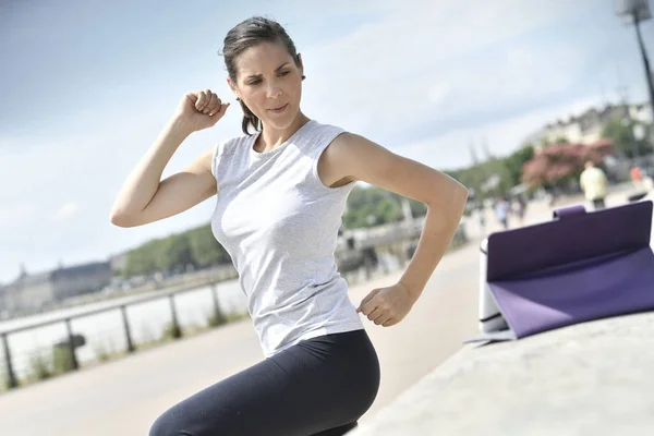 Chica de fitness en la ciudad haciendo ejercicio —  Fotos de Stock