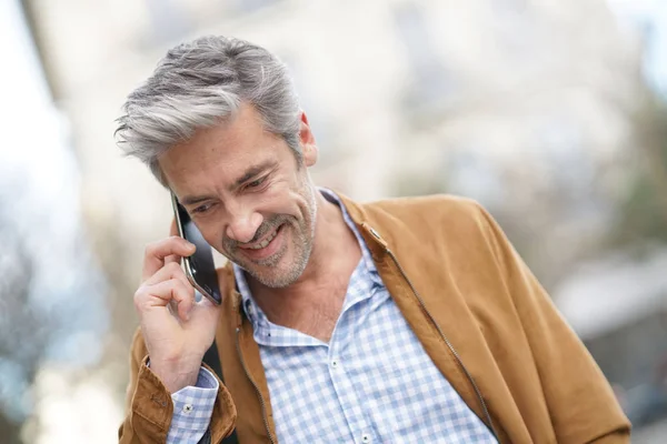 Muž mluví po telefonu — Stock fotografie