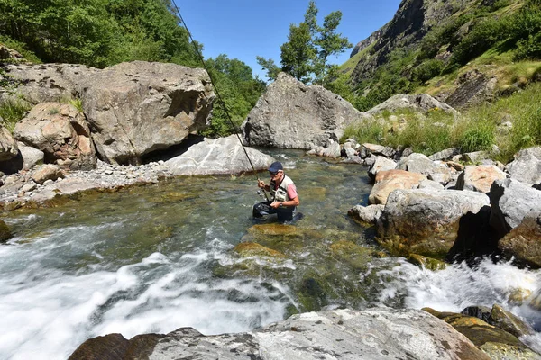 Pêcheur truite pêche à l'appât — Photo