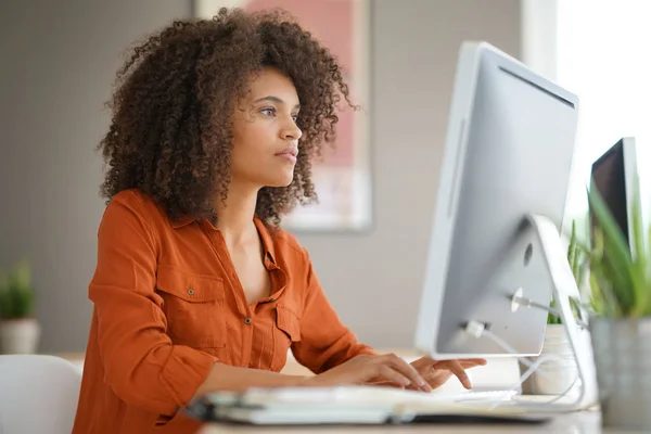 Zakenvrouw werken op desktop computer — Stok fotoğraf