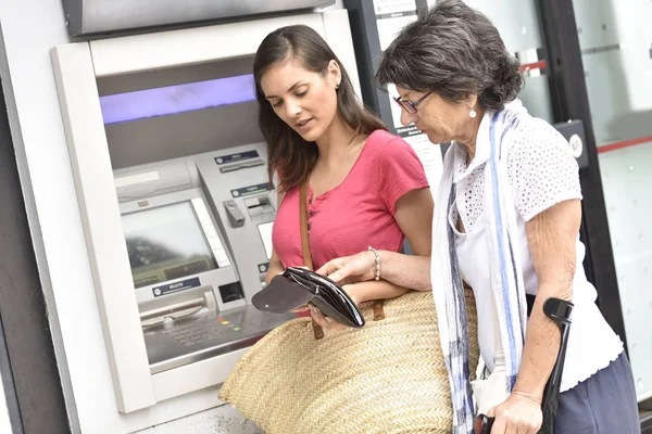 Cuidador y mujer discapacitada conseguir dinero en efectivo — Foto de Stock