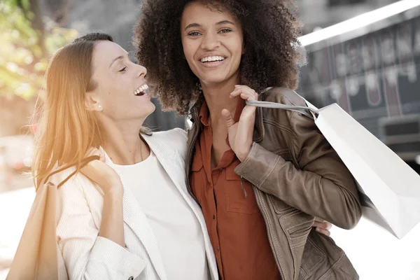 Mädchen in Manhattan beim Einkaufen — Stockfoto