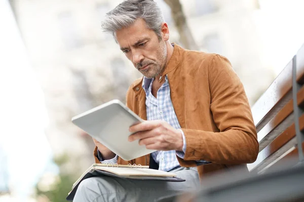 Affärsman som arbetar med digital tablet — Stockfoto