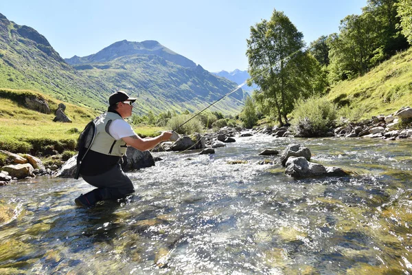 Flyfisherman 川で釣り — ストック写真