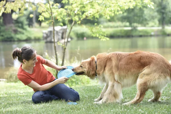 Frau und Hund spielen — Stockfoto