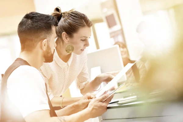 Reunión del equipo de trabajo en la oficina — Foto de Stock