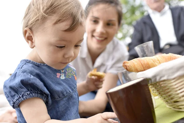 Petite fille petit déjeuner — Photo