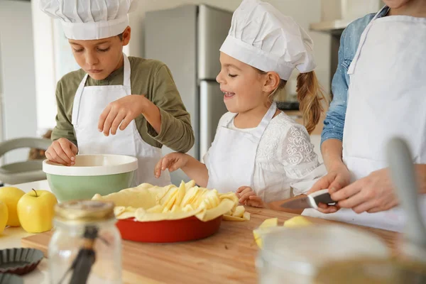 Crianças em oficina de aula de culinária — Fotografia de Stock