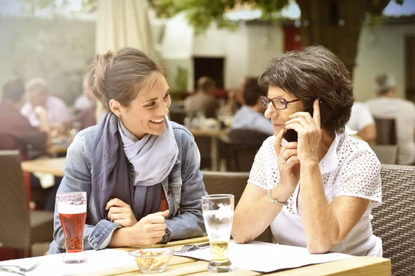 Kadın ve smartphone kullanarak bakıcı