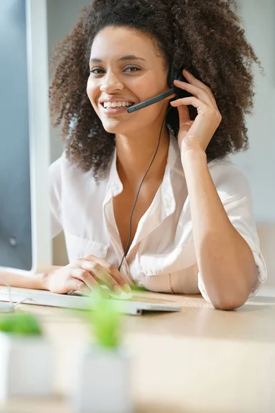 Assistente falando por telefone — Fotografia de Stock