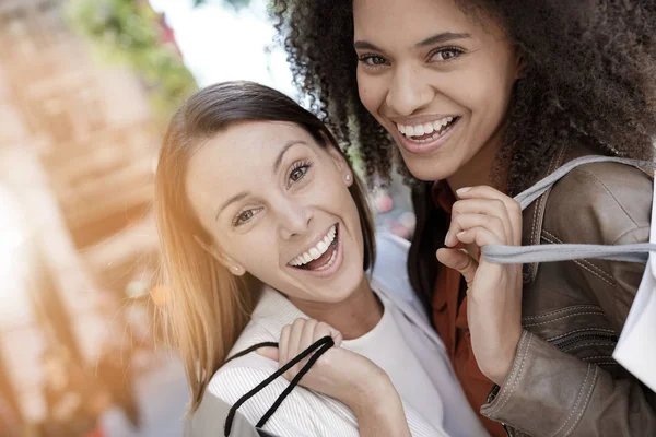 Chicas en Manhattan haciendo compras —  Fotos de Stock