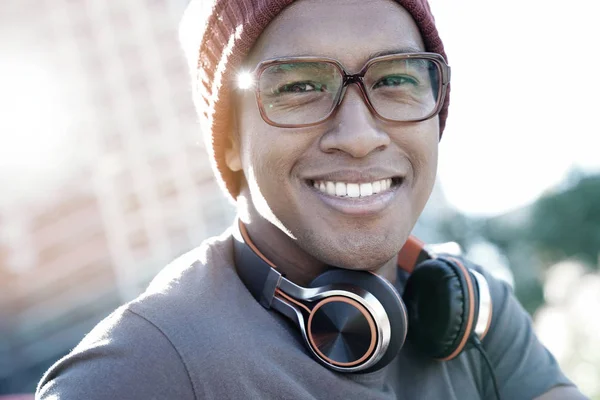 Mieszane rasy facet za pomocą zestawu słuchawkowego — Zdjęcie stockowe