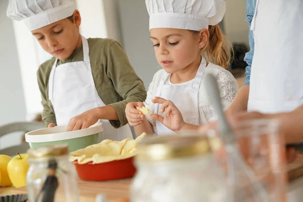 Kids in cooking class workshop — Stock Photo, Image