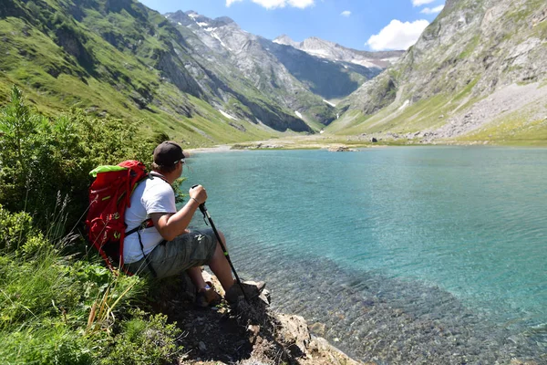 Hiker relaxing by Ossoue lake — Stock Photo, Image