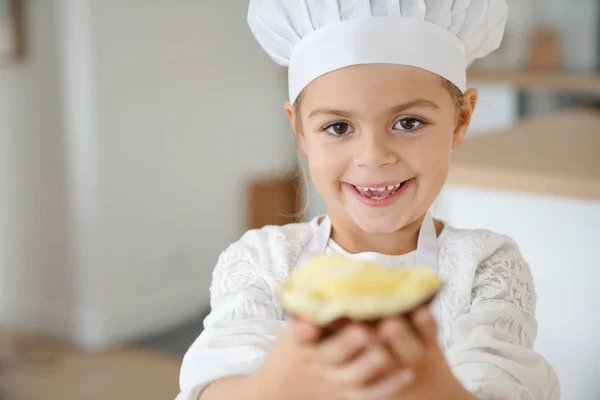 Fille tenant maison tarte aux pommes — Photo