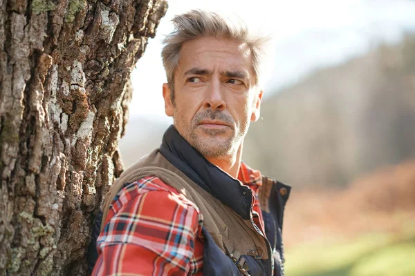 Escursionista rilassante vicino all'albero — Foto Stock