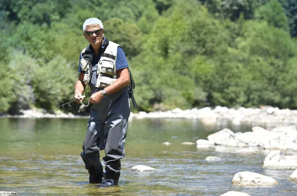 Fischer werfen Fischen — Stockfoto