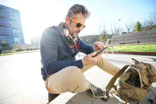 Homem usando smartphone — Fotografia de Stock