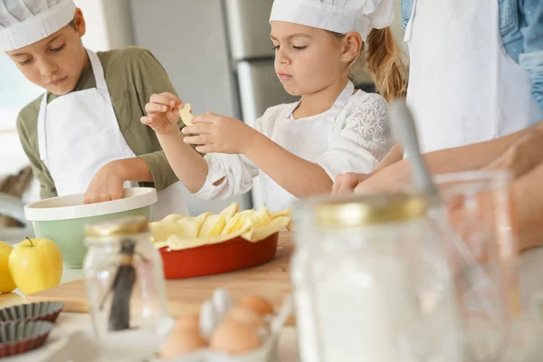 Kinderen in klasse Kookatelier — Stockfoto