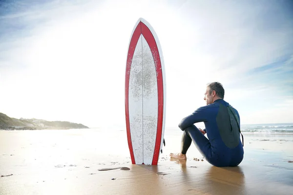 Surfer κάθεται σε αμμώδη παραλία — Φωτογραφία Αρχείου
