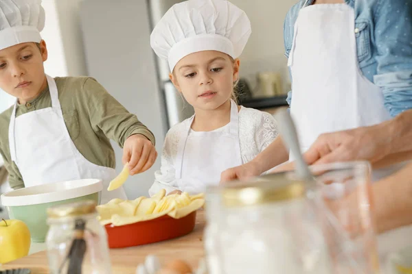 Atelier pour enfants en cours de cuisine — Photo