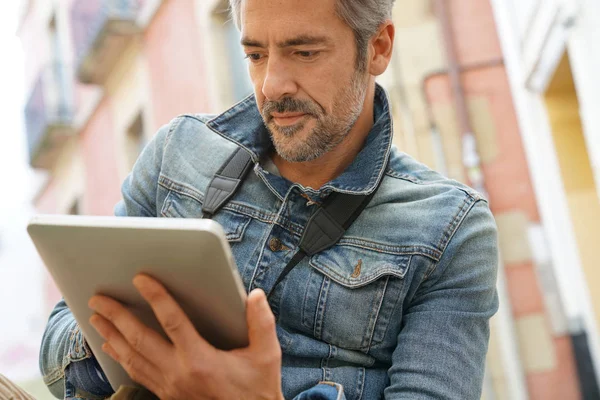 Tourist connected on digital tablet — Stock Photo, Image