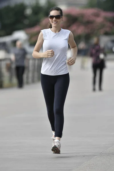 Τρέξιμο γυναίκα στην πόλη — Φωτογραφία Αρχείου
