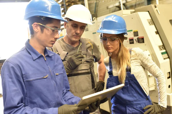  Elektronik makine kullanan kişiler