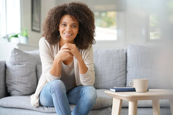 Mujer relajante en sofá —  Fotos de Stock