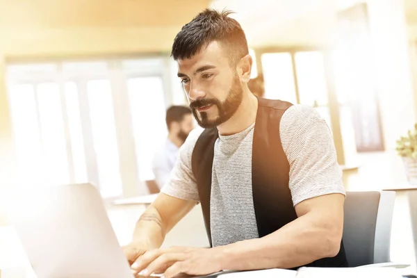 Tipo barbudo de moda en el trabajo de oficina — Foto de Stock