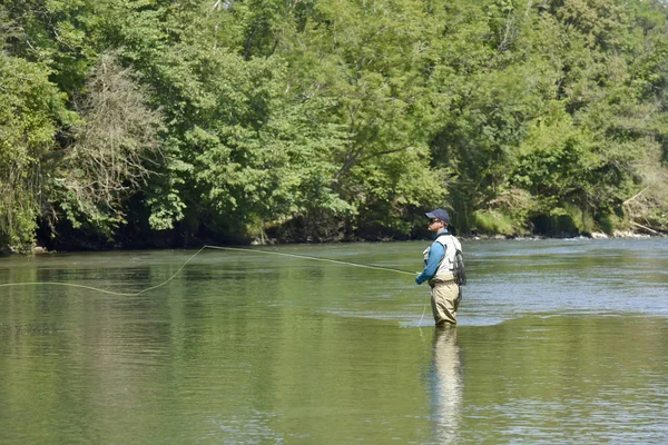 Pescador mosca pescando en el río —  Fotos de Stock