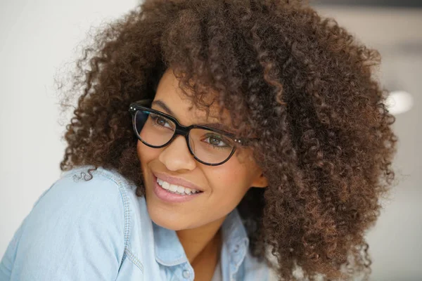 Mujer mestiza con anteojos puestos — Foto de Stock