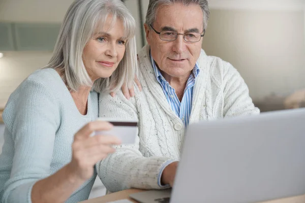 Senior coppia di acquisto su internet — Foto Stock